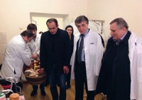 Премьер-министр поздравил с Пасхой пациентов Республиканской больницы